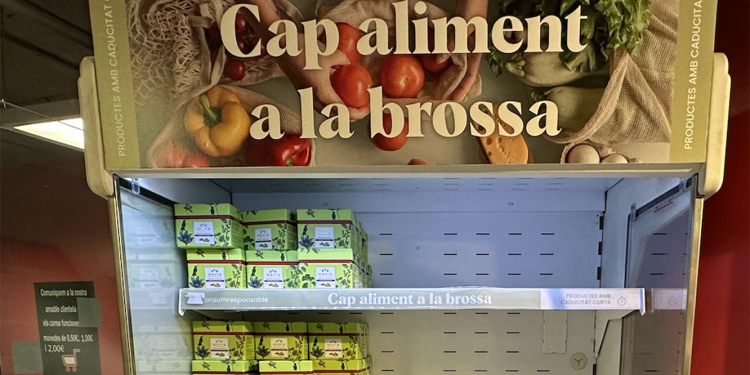 Una nevera per a productes propers a la caducitat en un centre comercial. Foto: Arxiu ANA