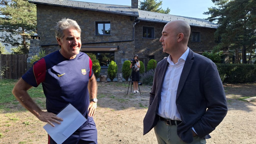 El tècnic d'handbol del Barça, Carlos Ortega, conversant amb el cònsol menor d'Encamp, Xavier Fernàndez. Foto: R. S. (ANA)