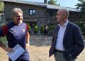 El tècnic d'handbol del Barça, Carlos Ortega, conversant amb el cònsol menor d'Encamp, Xavier Fernàndez. Foto: R. S. (ANA)