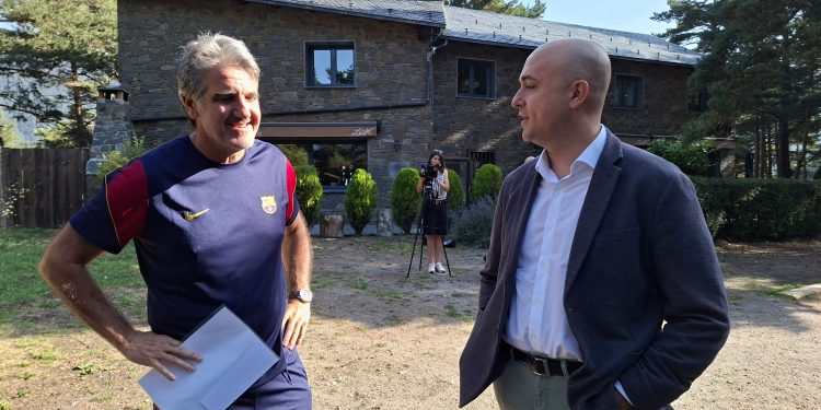 El tècnic d'handbol del Barça, Carlos Ortega, conversant amb el cònsol menor d'Encamp, Xavier Fernàndez. Foto: R. S. (ANA)