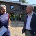 El tècnic d'handbol del Barça, Carlos Ortega, conversant amb el cònsol menor d'Encamp, Xavier Fernàndez. Foto: R. S. (ANA)