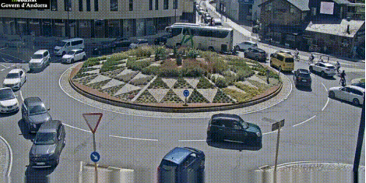 Captura de pantalla duna de les càmeres de Mobilitat, a la rotonda de la Comella. Foto: Mobilitat