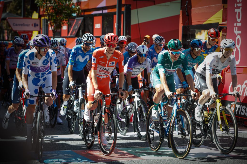 Ciclistes a l'inici de l'etapa de La Vuelta a Andorra aquest dimarts. Foto: SFGA