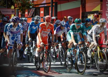Ciclistes a l'inici de l'etapa de La Vuelta a Andorra aquest dimarts. Foto: SFGA