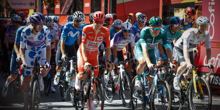 Ciclistes a l'inici de l'etapa de La Vuelta a Andorra aquest dimarts. Foto: SFGA