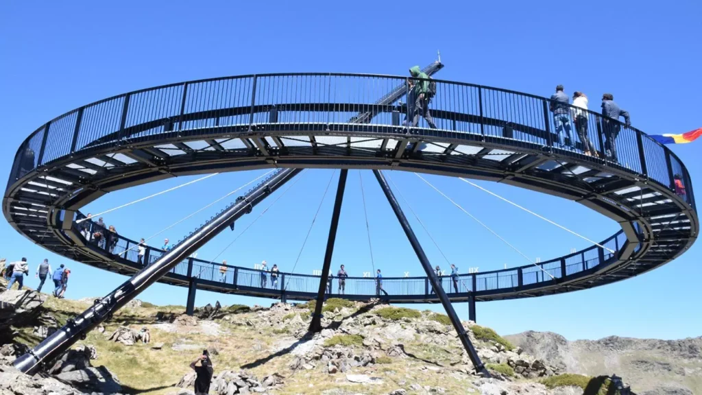 Turistes al mirador de Tristaina / Arxiu