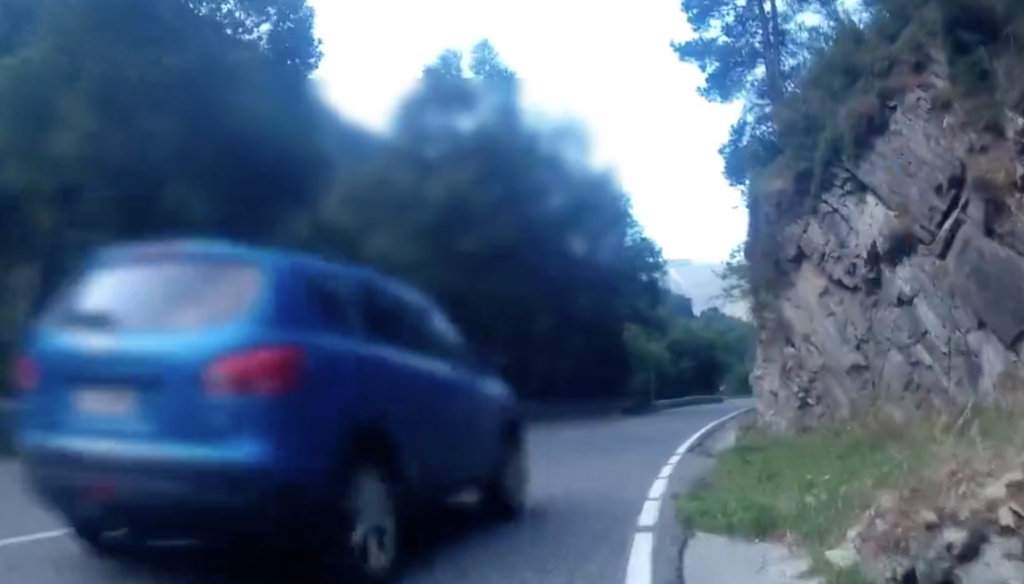 Vehicle andorrà circulant de manera temerària prop d'un ciclista.