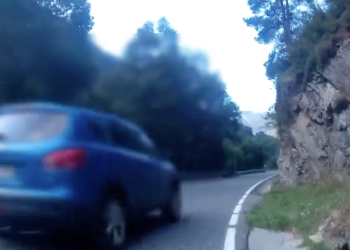 Vehicle andorrà circulant de manera temerària prop d'un ciclista.
