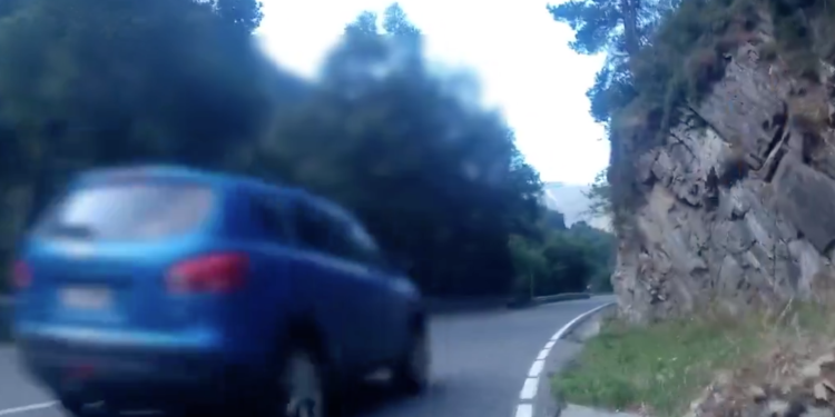 Vehicle andorrà circulant de manera temerària prop d'un ciclista.