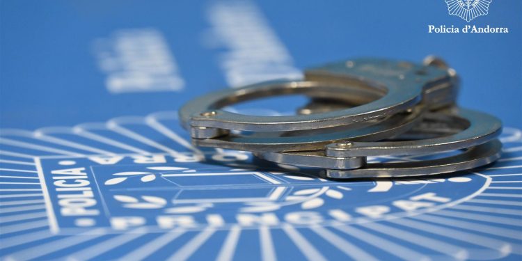 L'home va ser detingut. / Policia
