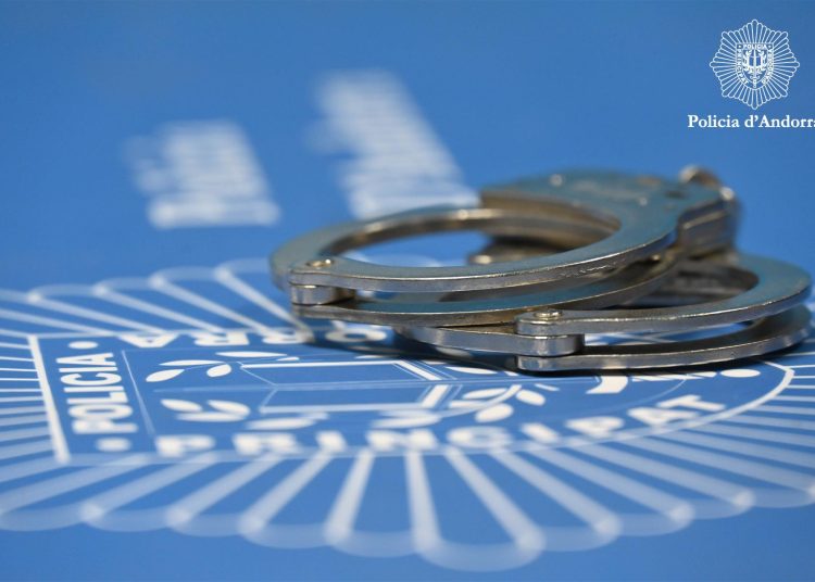 L'home va ser detingut. / Policia