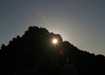 El sol a través del forat d'Arcalís.