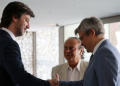 Antoni Zorzano, de blanc, en una trobada amb el Síndic i l'ambaixador ucraïnès / Consell General