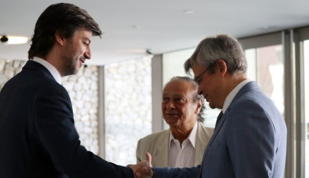 Antoni Zorzano, de blanc, en una trobada amb el Síndic i l'ambaixador ucraïnès / Consell General