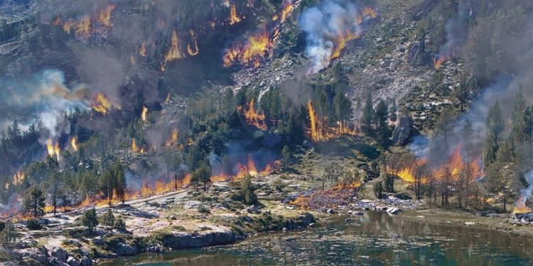 Una de les imatges compartides on es veu la vall del Madriu en flames. Foto: Protecció Civil