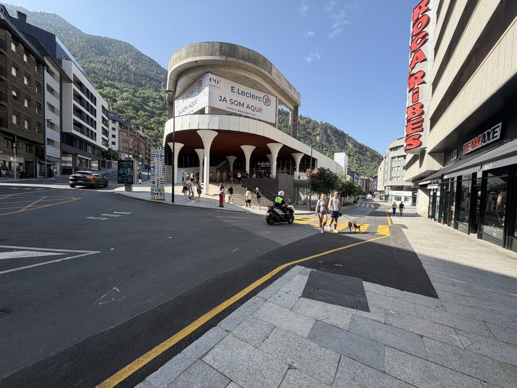 Entorn del nou centre comercial sense una sola paperera. Foto: Andorra Denúncia