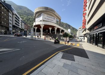 Entorn del nou centre comercial sense una sola paperera. Foto: Andorra Denúncia