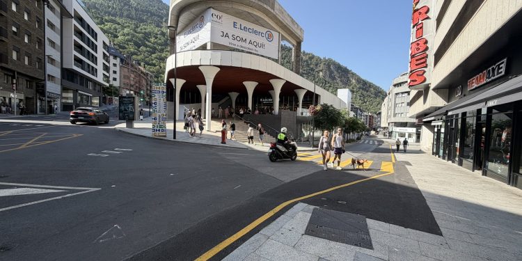 Entorn del nou centre comercial sense una sola paperera. Foto: Andorra Denúncia