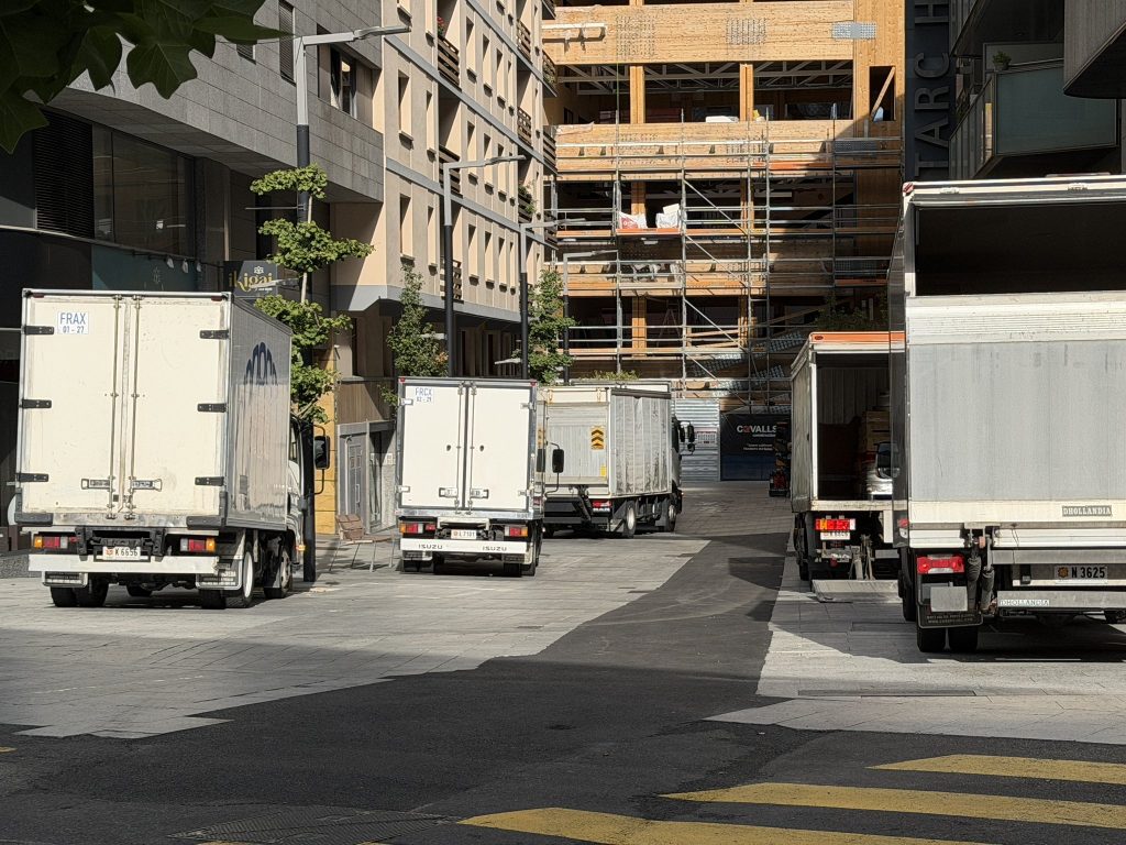 Camions aparcats a les zones per a vianants. Foto: Andorra Denúncia