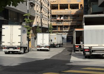 Camions aparcats a les zones per a vianants. Foto: Andorra Denúncia