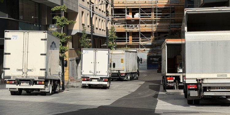 Camions aparcats a les zones per a vianants. Foto: Andorra Denúncia