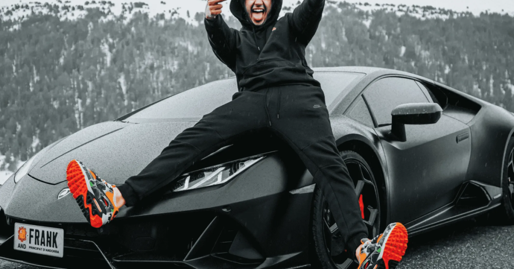 L'streamer espanyol sTAXx amb el seu Lamborghini andorrà / arxiu