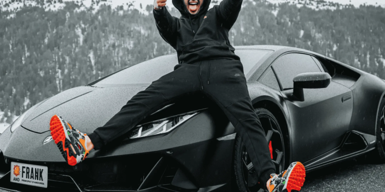 L'streamer espanyol sTAXx amb el seu Lamborghini andorrà / arxiu