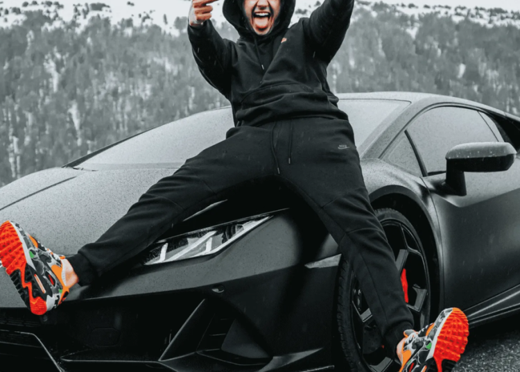 L'streamer espanyol sTAXx amb el seu Lamborghini andorrà / arxiu
