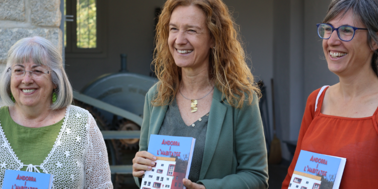 La directora general de FEDA, Sílvia Calvó; la presidenta de la SAC, Àngels Mach, i l'assessora territorial per a la SAC a la UCE, Marta Fonolleda.