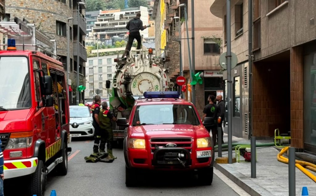 Bombers treballant a la zona dels fets.