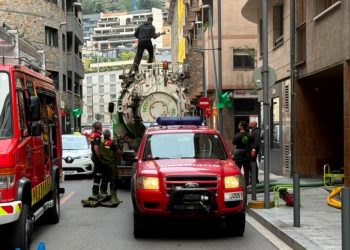 Bombers treballant a la zona dels fets.