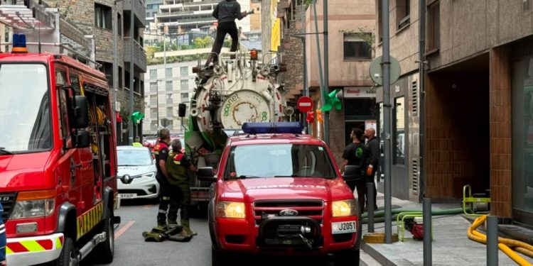 Bombers treballant a la zona dels fets.