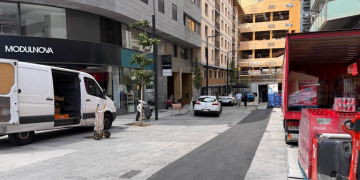 Imatge que denuncia l'obstaculització dels espais per a vianants a Andorra la Vella.
