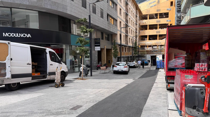 Imatge que denuncia l'obstaculització dels espais per a vianants a Andorra la Vella.