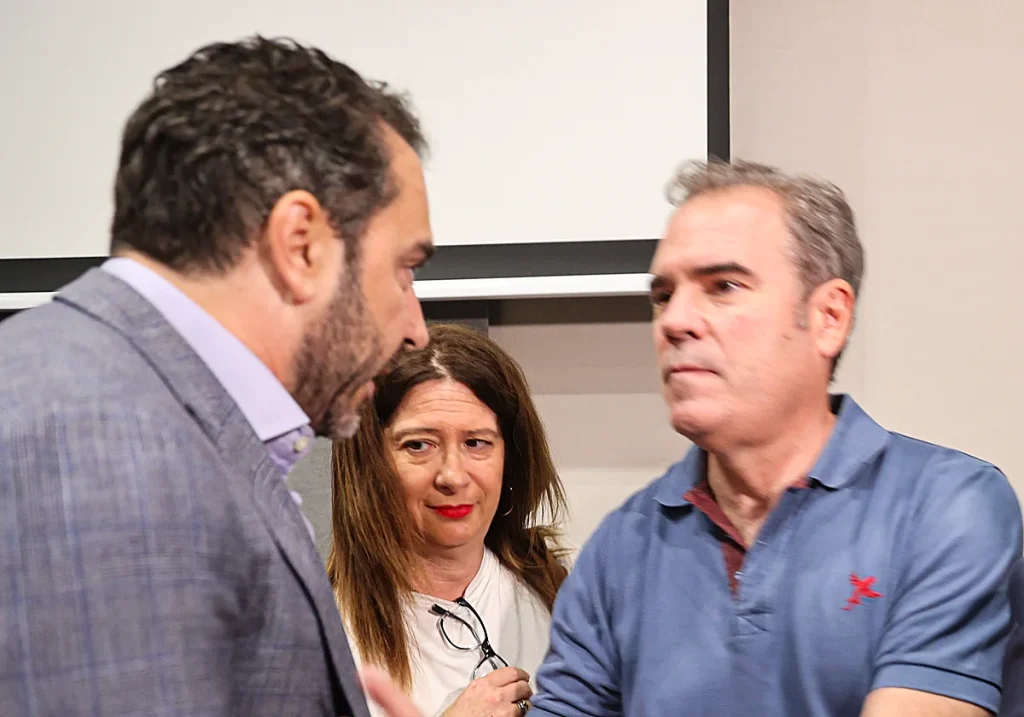 Els lampistes del PSOE Leire Díez i Javier Pérez Dolset s'enfronten a Vícto de Aldama després d'uan compareixença pública de Díez.