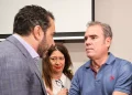 Els lampistes del PSOE Leire Díez i Javier Pérez Dolset s'enfronten a Vícto de Aldama després d'uan compareixença pública de Díez.