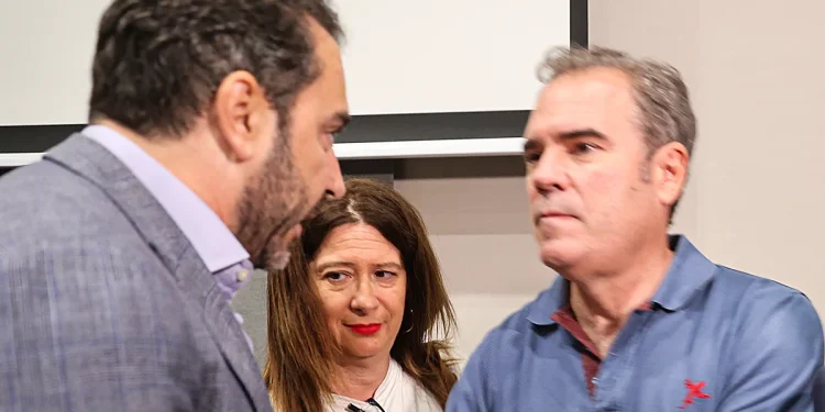 Els lampistes del PSOE Leire Díez i Javier Pérez Dolset s'enfronten a Vícto de Aldama després d'uan compareixença pública de Díez.