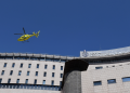 Un helicòpter a l'heliport de l'hospital.