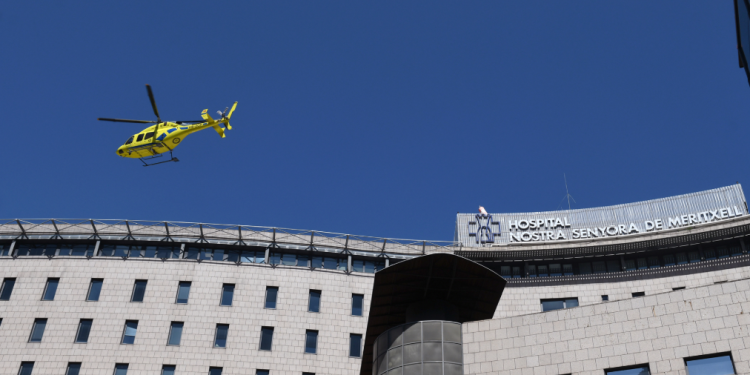Un helicòpter a l'heliport de l'hospital.