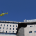 Un helicòpter a l'heliport de l'hospital.