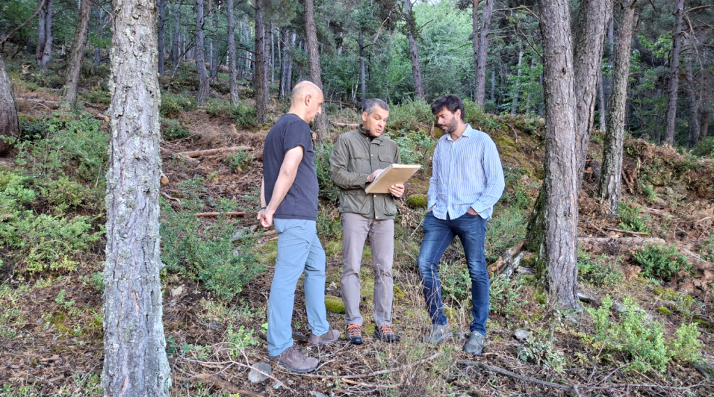 El cònsol de Sant Julià de Lòria, Cerni Cairat, amb l'enginyer forestal, Esteve Tor, en el bosc.
