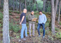El cònsol de Sant Julià de Lòria, Cerni Cairat, amb l'enginyer forestal, Esteve Tor, en el bosc.