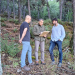 El cònsol de Sant Julià de Lòria, Cerni Cairat, amb l'enginyer forestal, Esteve Tor, en el bosc.