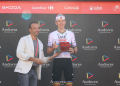El ministre de Turisme i Comerç del Govern d'Andorra, Jordi Torres, al costat del guanyador de la quarta etapa de La Vuelta 2026, Tadej Pogačar.
