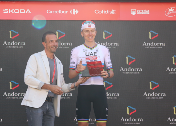 El ministre de Turisme i Comerç del Govern d'Andorra, Jordi Torres, al costat del guanyador de la quarta etapa de La Vuelta 2026, Tadej Pogačar.