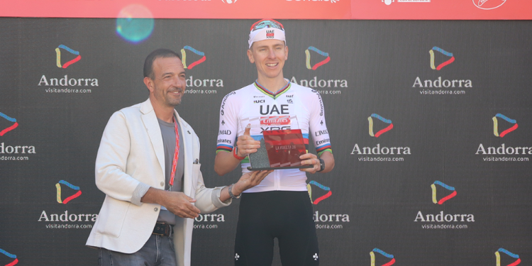 El ministre de Turisme i Comerç del Govern d'Andorra, Jordi Torres, al costat del guanyador de la quarta etapa de La Vuelta 2026, Tadej Pogačar.