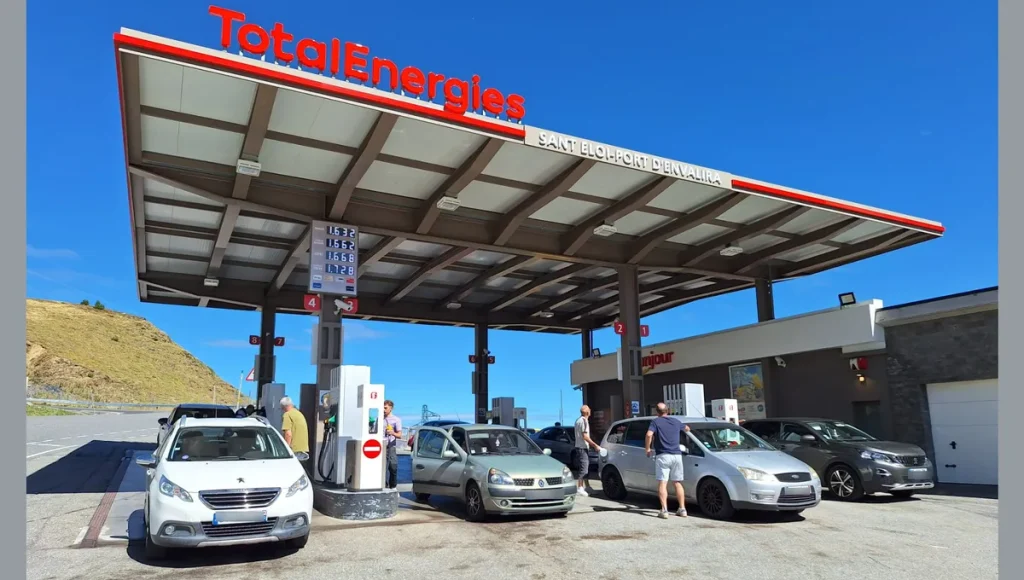 Cotxes francesos a la benzinera del Port d'Envalira / Radio France
