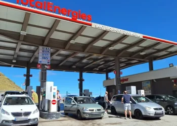 Conductors francesos posant benzina a l'estació del Port d'Envalira / Radio France