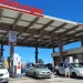 Conductors francesos posant benzina a l'estació del Port d'Envalira / Radio France