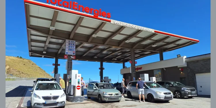 Cotxes francesos a la benzinera del Port d'Envalira / Radio France